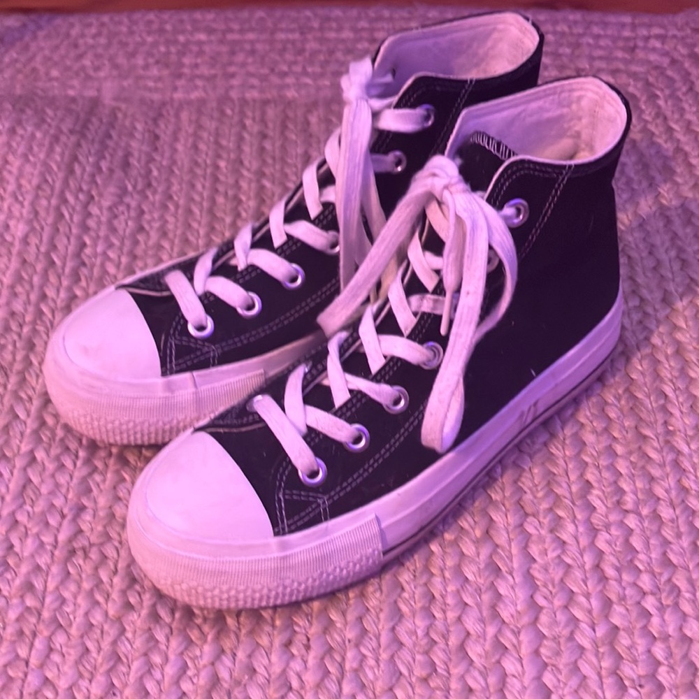 Size 7 black sneaker